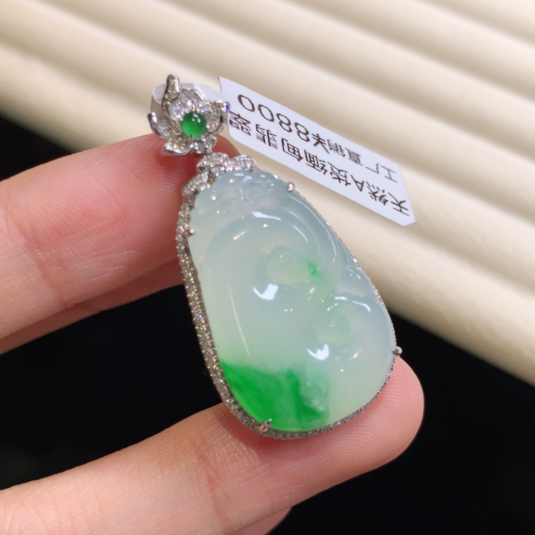 翡翠颈饰18K金镶嵌如意