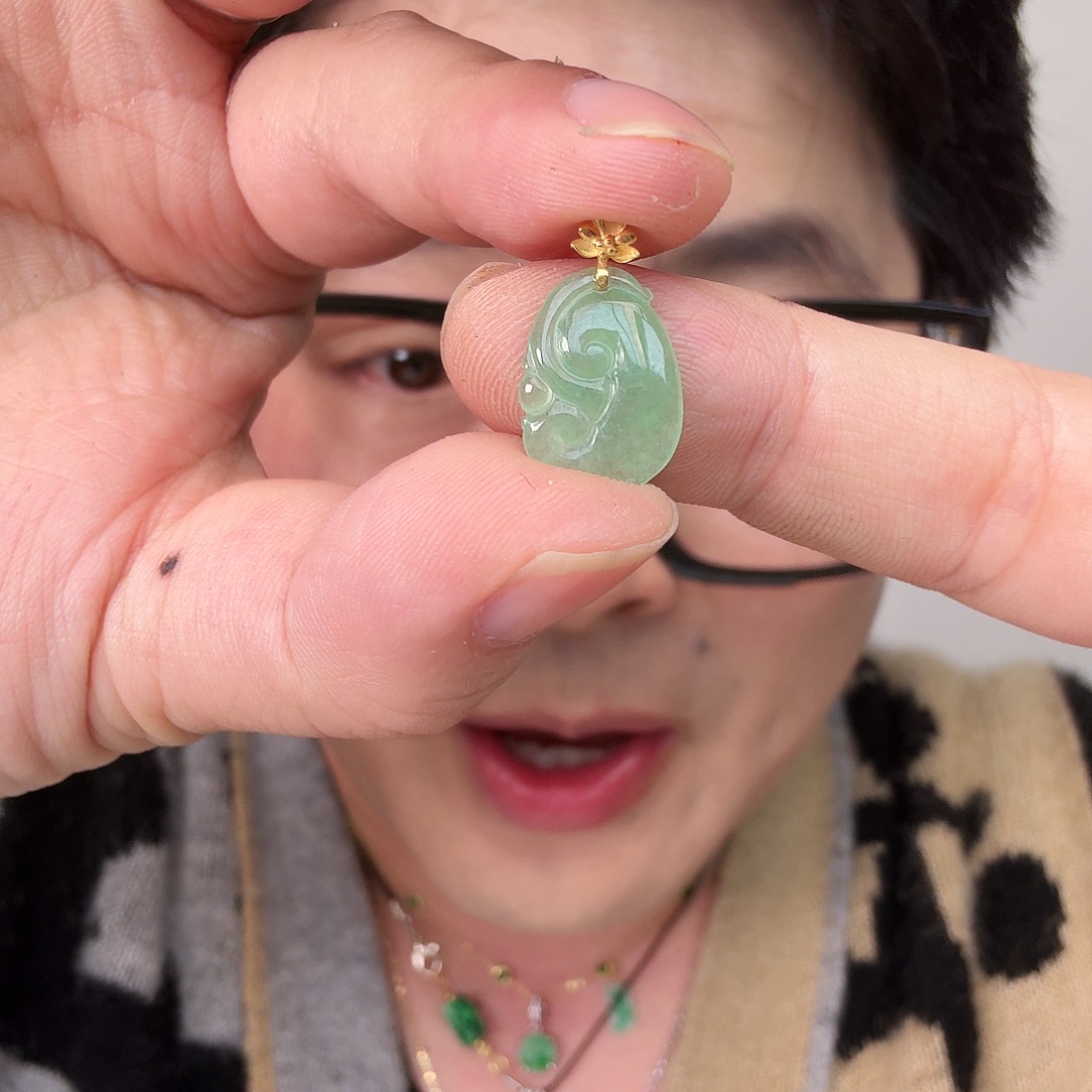 翡翠18K金镶嵌颈饰一件