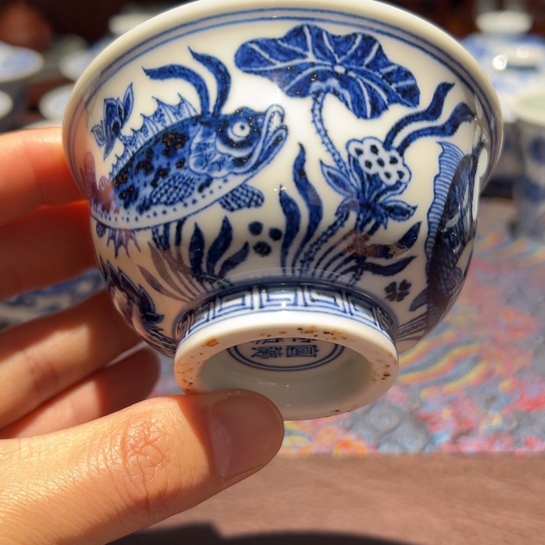 杯青花鱼藻纹压手杯口径约9.5厘米