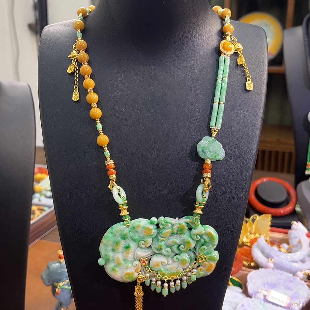 翡翠未镶嵌颈饰祥云麒麟