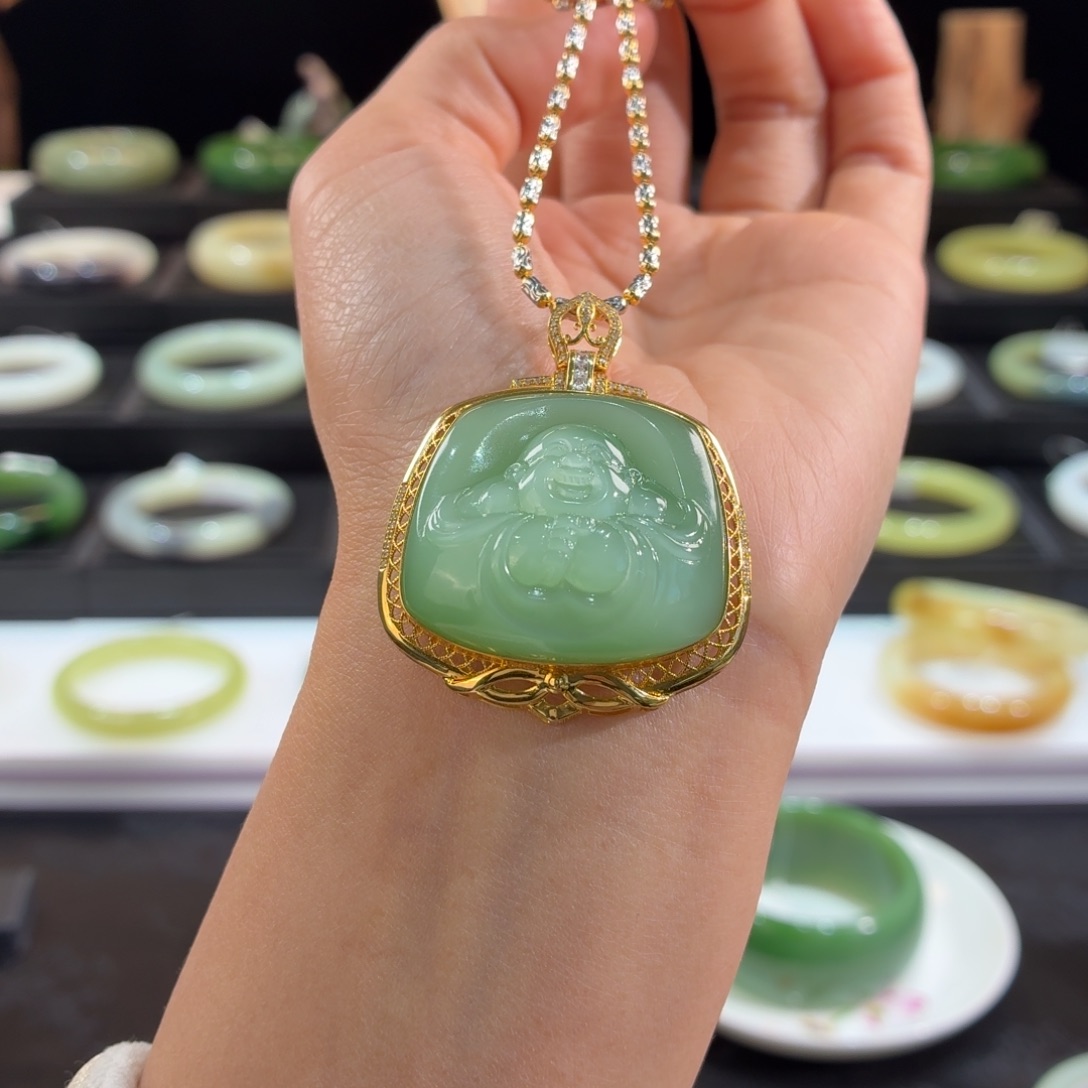 夏***遥和田玉18K金镶嵌颈饰毕业黑羊洞佛公