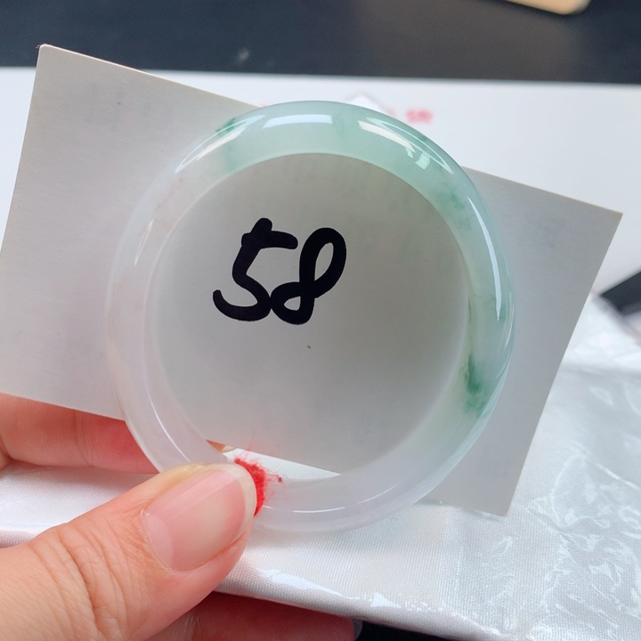 翡翠手镯未镶嵌冰