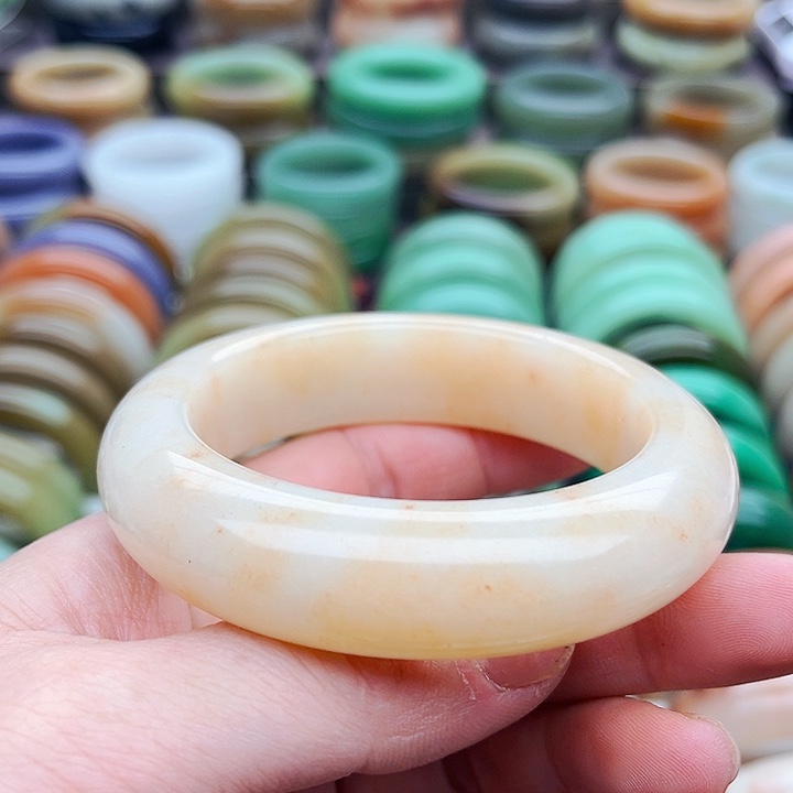 未镶嵌手镯（圆镯）石英质玉