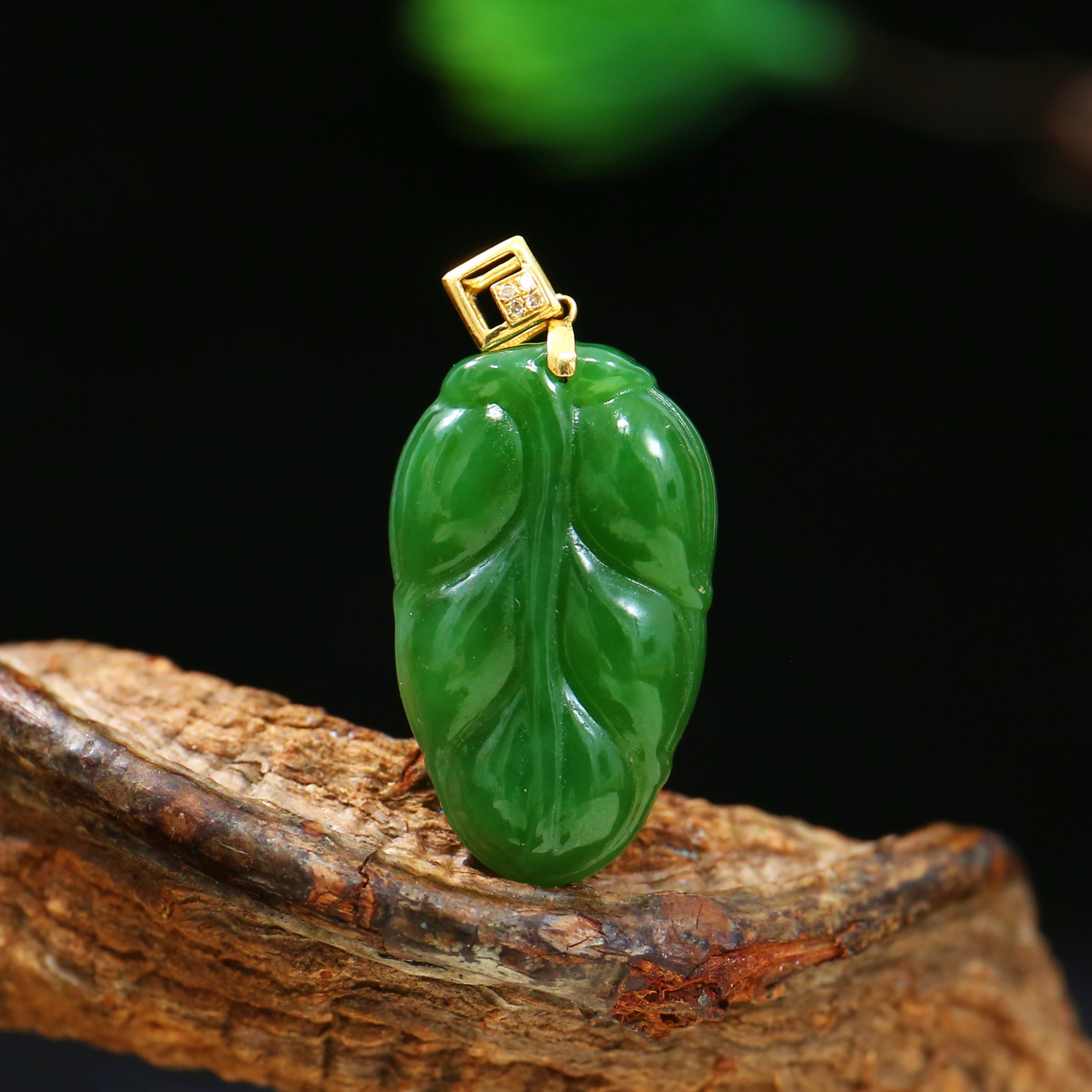 18K金俄罗斯老坑碧玉叶子吊坠和田玉冰底阳绿满绿金枝玉叶锁骨链