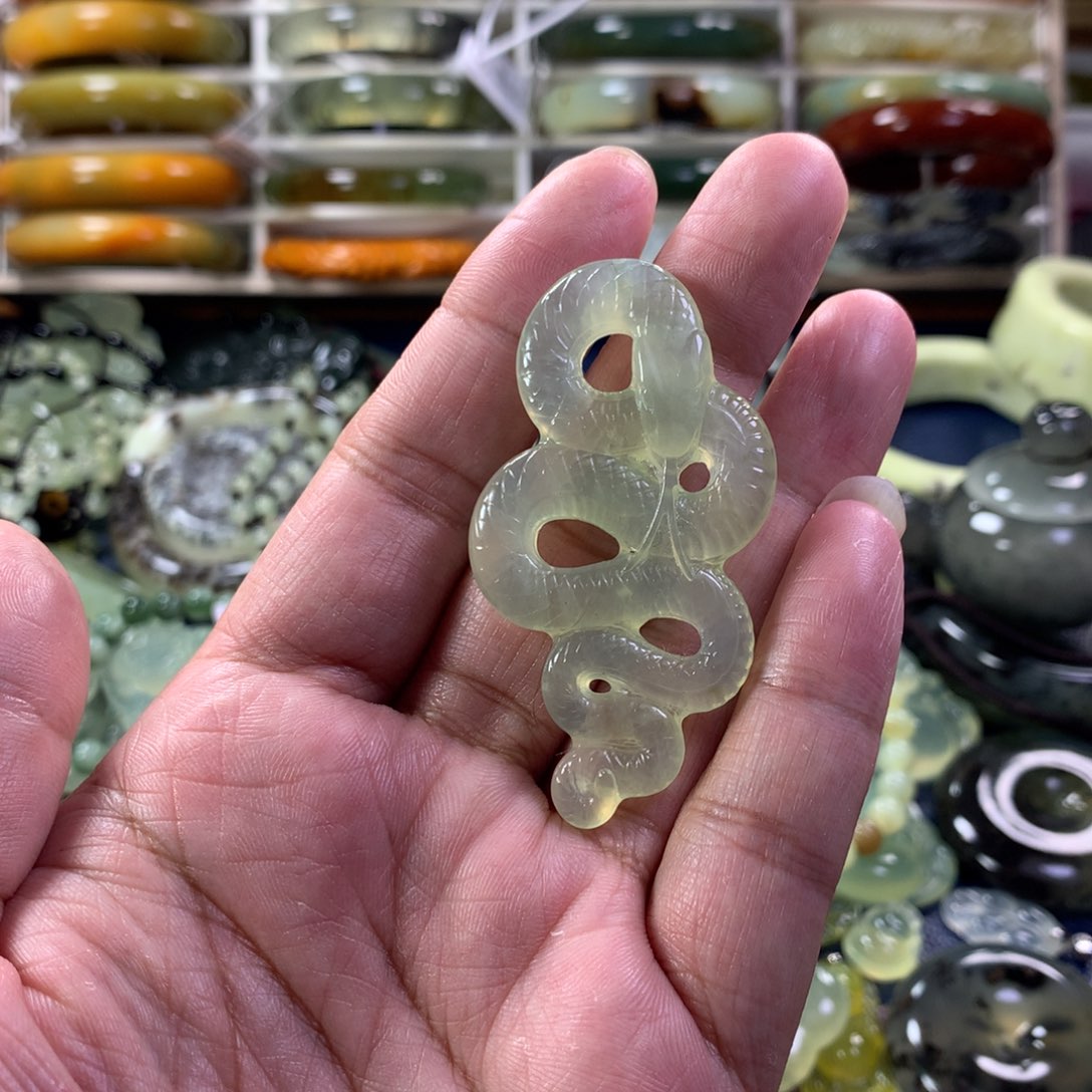蛇纹石玉颈饰未镶嵌
