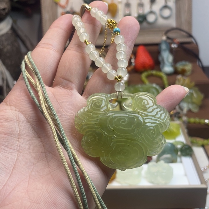 蛇纹石玉吊坠未镶嵌