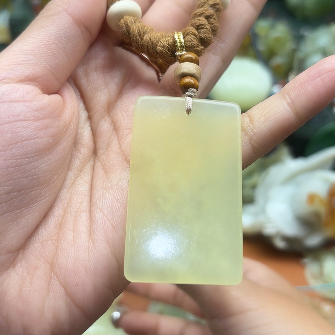 蛇纹石玉未镶嵌吊坠