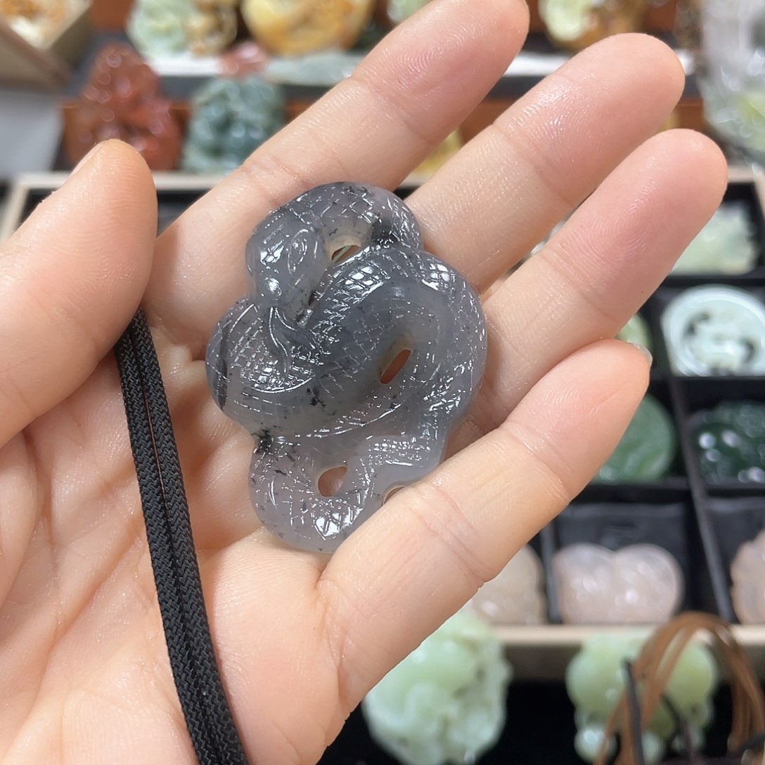 蛇纹石玉颈饰未镶嵌