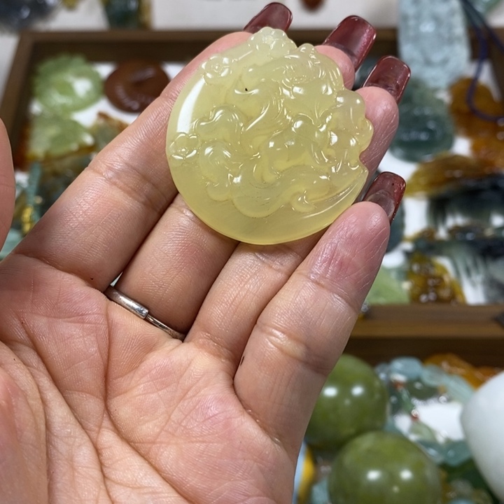 蛇纹石玉未镶嵌吊坠