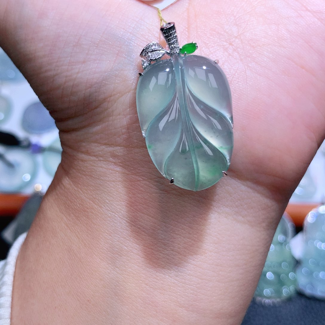 颈饰18K金镶嵌翡翠叶子