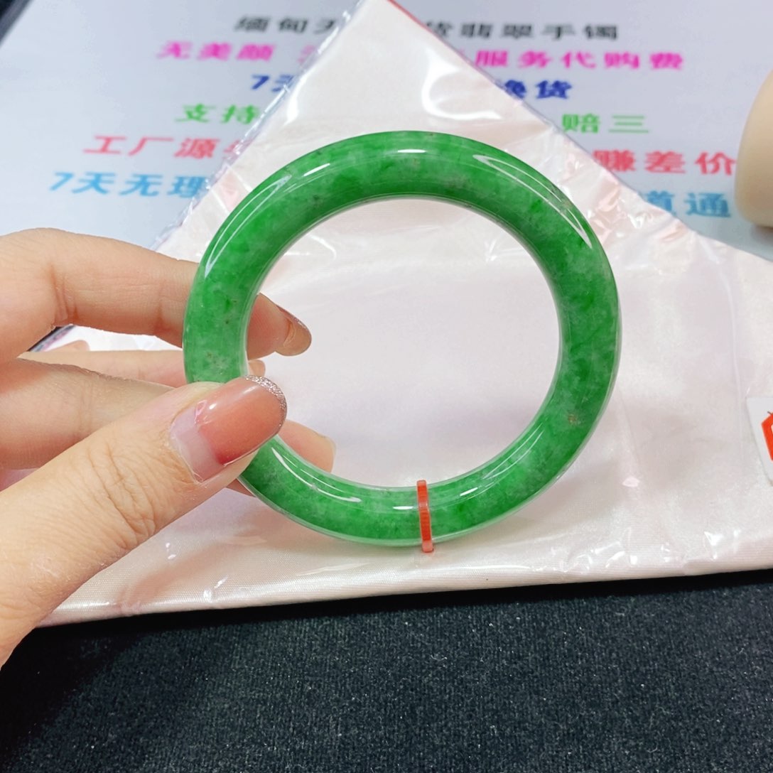 未镶嵌手镯（圆镯）翡翠54.8圈辣阳绿