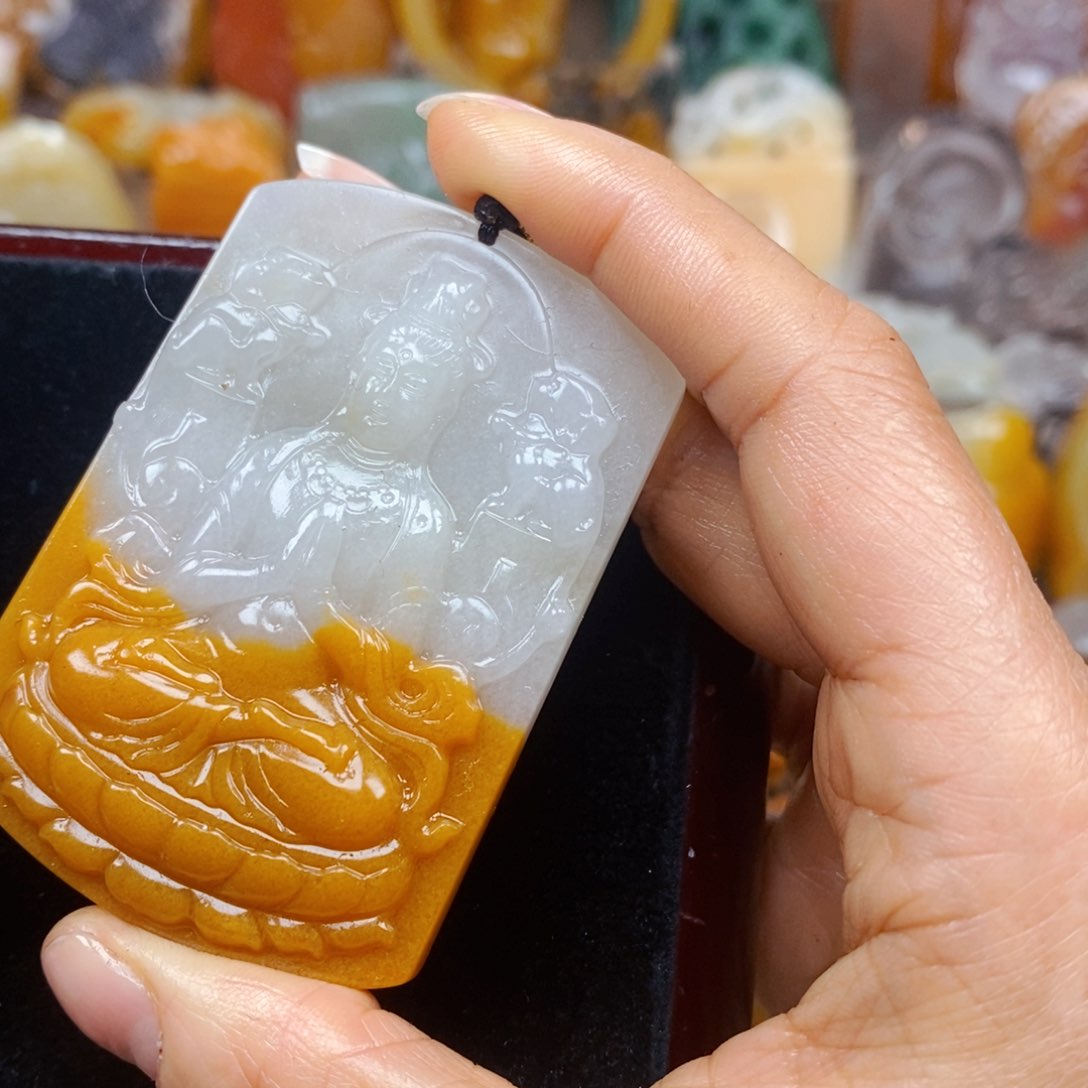 石英质玉（黄龙玉）未镶嵌颈饰