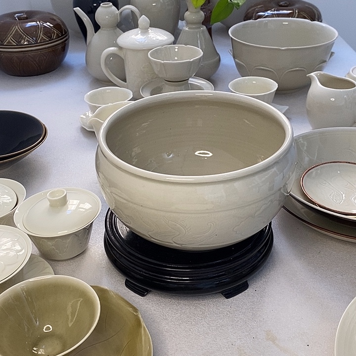 定瓷小罐，底有磕碰微暇