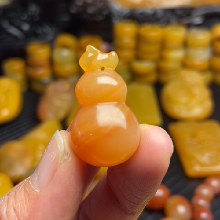 未镶嵌石英质玉（黄龙玉）颈饰
