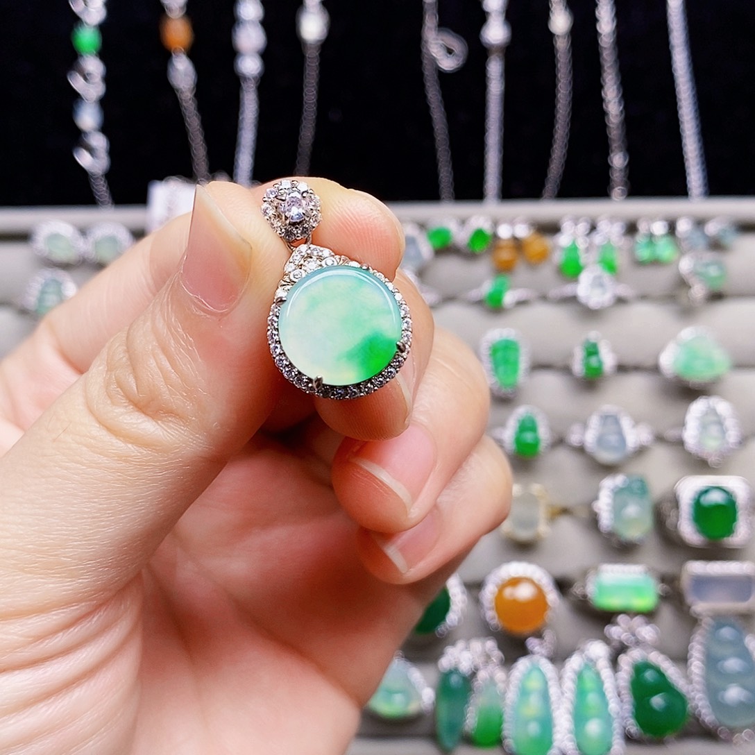 颈饰银S925镶嵌翡翠圆牌