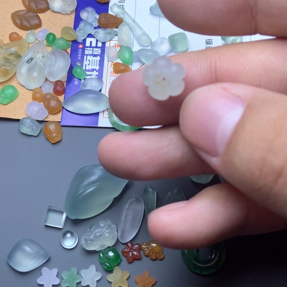 定制翡翠挂件未镶嵌
