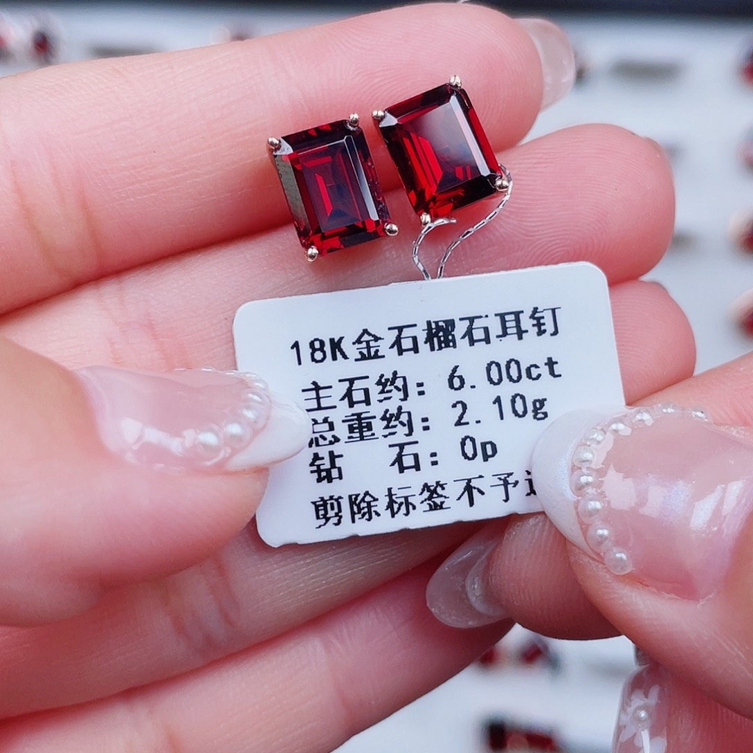 耳饰18K金镶嵌石榴石