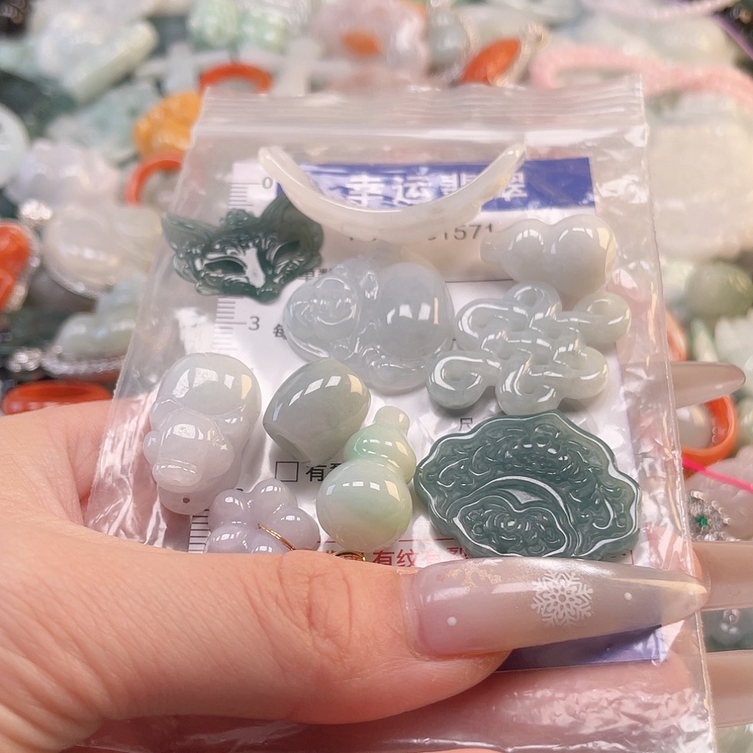 翡翠未镶嵌颈饰hhh