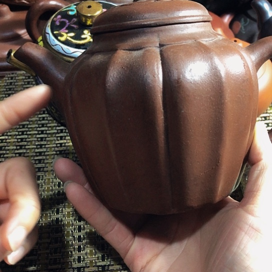 紫砂茶壶原矿泥料手工制作的紫砂壶。