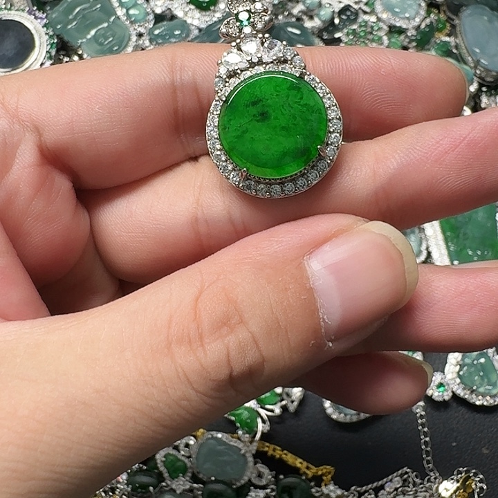 翡翠未镶嵌颈饰天然A货翡翠放漏