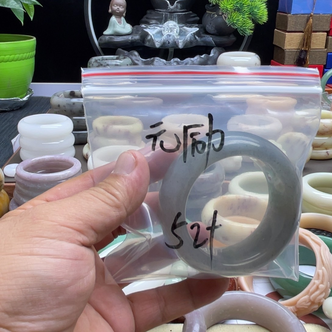元****石英岩玉未镶嵌手镯