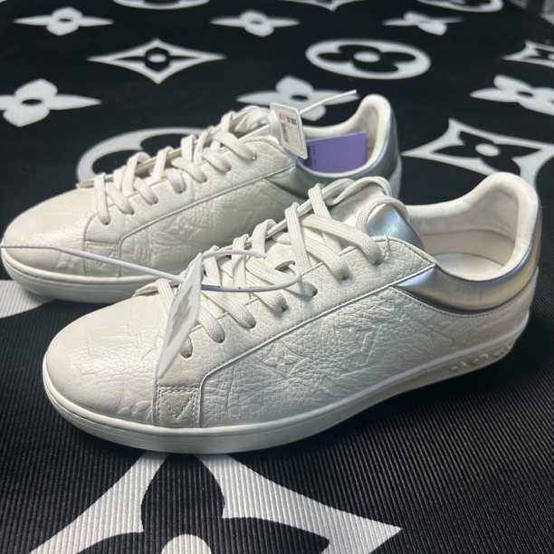 95新 LouisVuitton/路易威登 白色浮雕老花卢森堡多尺码