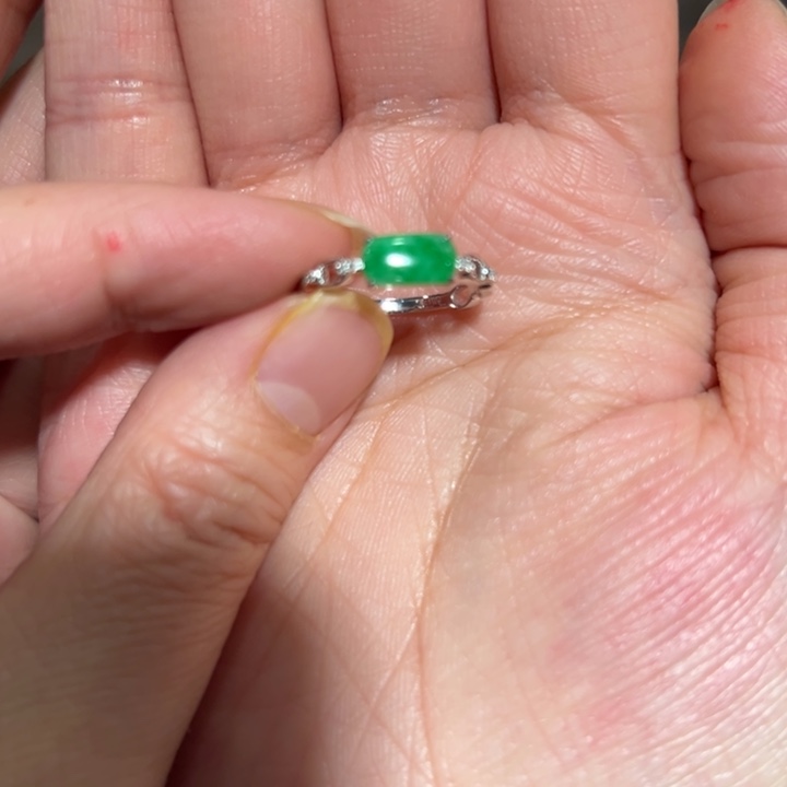 翡翠戒指18K金镶嵌翡翠