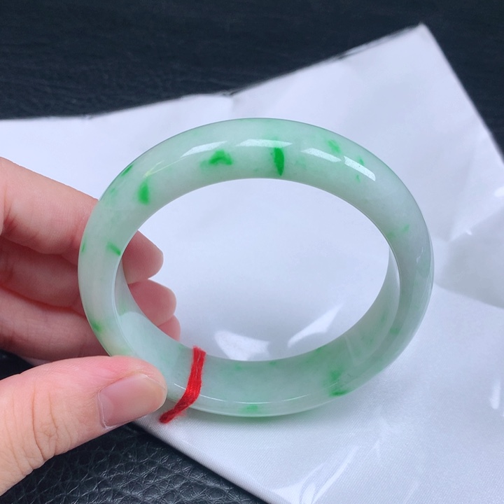 翡翠手镯未镶嵌。