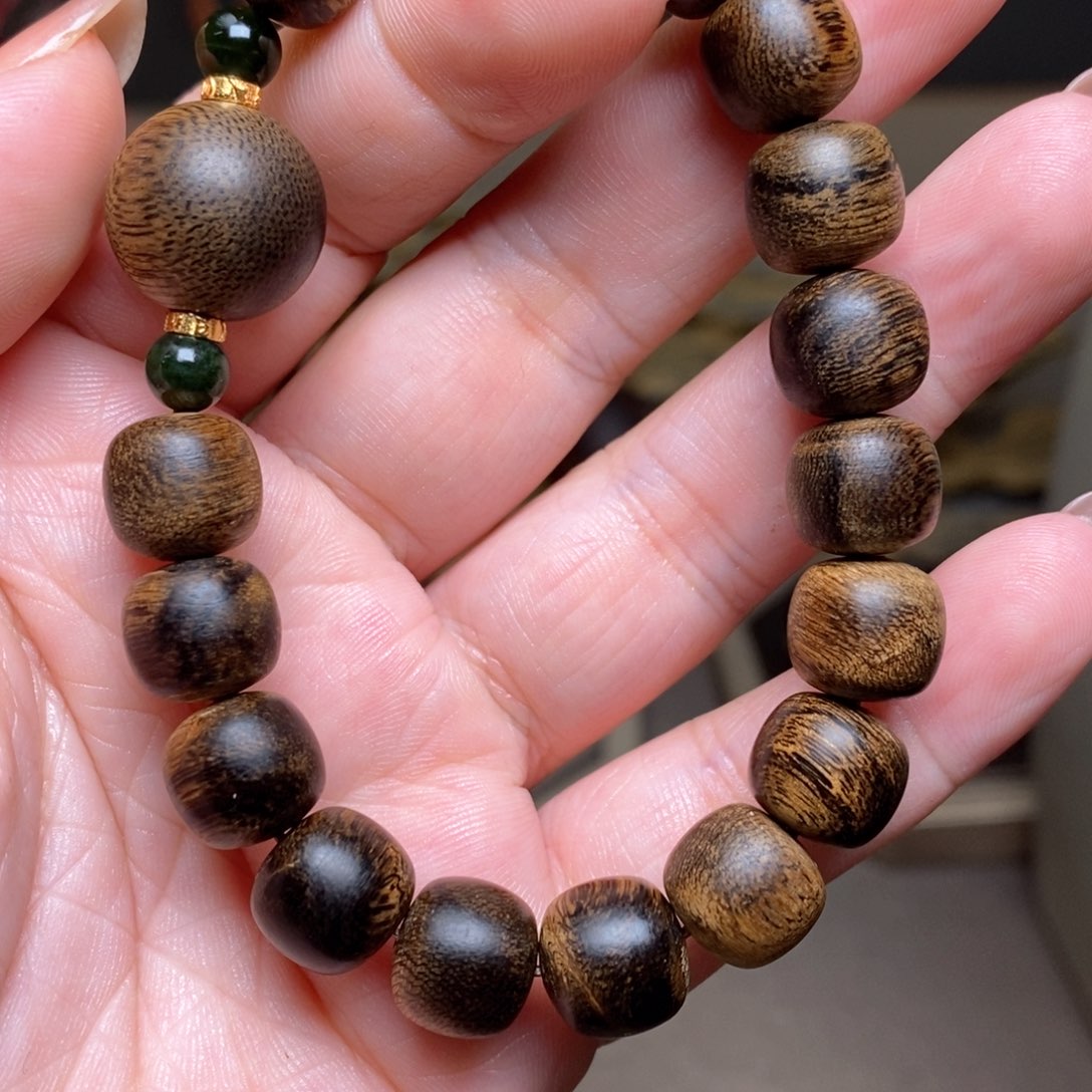 沉香手串越南芽庄白棋楠瘤疤1.0➕绿奇楠瘤疤单珠