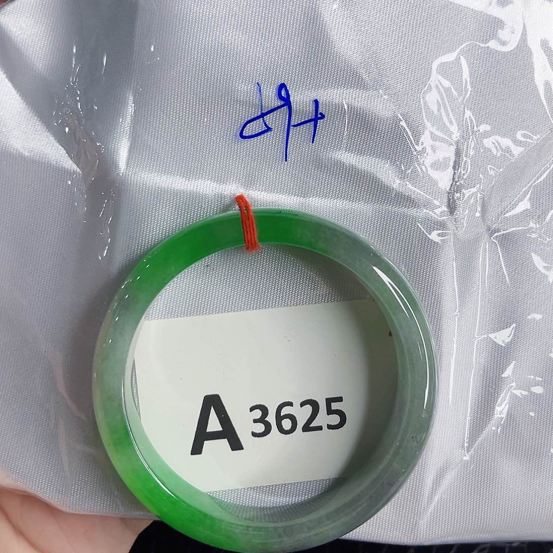 翡翠手镯未镶嵌默认
