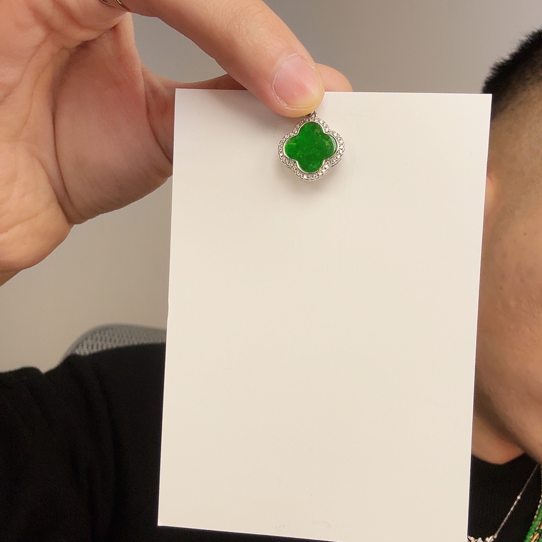 翡翠未镶嵌颈饰一件