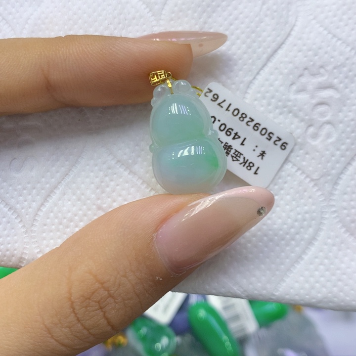 颈饰18K金镶嵌翡翠
