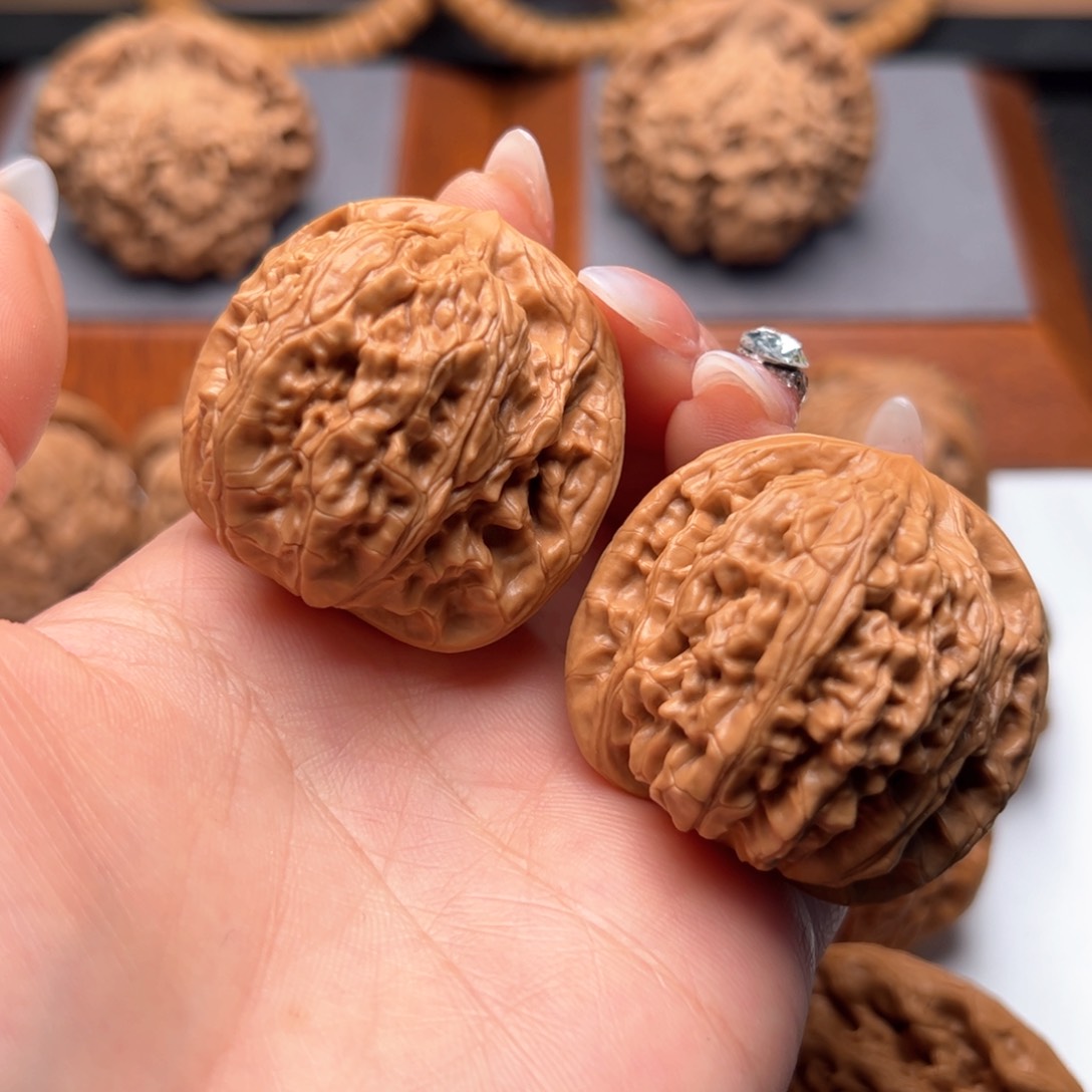 文玩核桃把件狮****玩望月有黑点