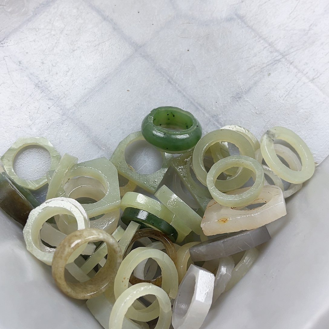 颈饰未镶嵌石英质玉