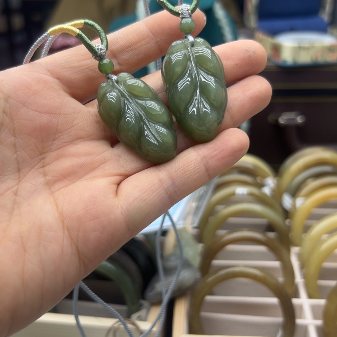 和田玉未镶嵌颈饰湖水绿大叶子瑕