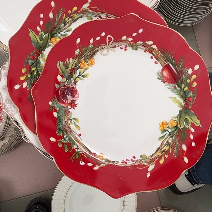 蘑***花新骨瓷两个红平盘10.5寸特价瑕疵