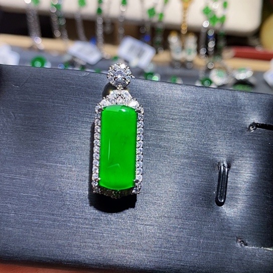 翡翠未镶嵌颈饰吊坠