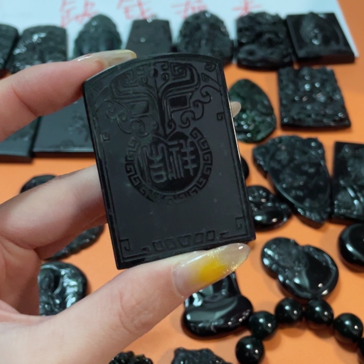 翡翠颈饰未镶嵌峰