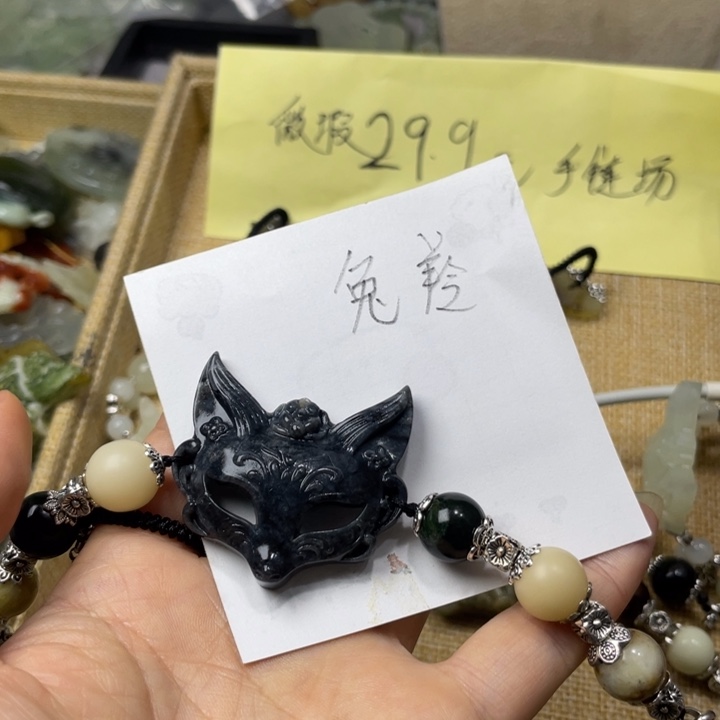 兔***羚蛇纹石玉合金颈饰