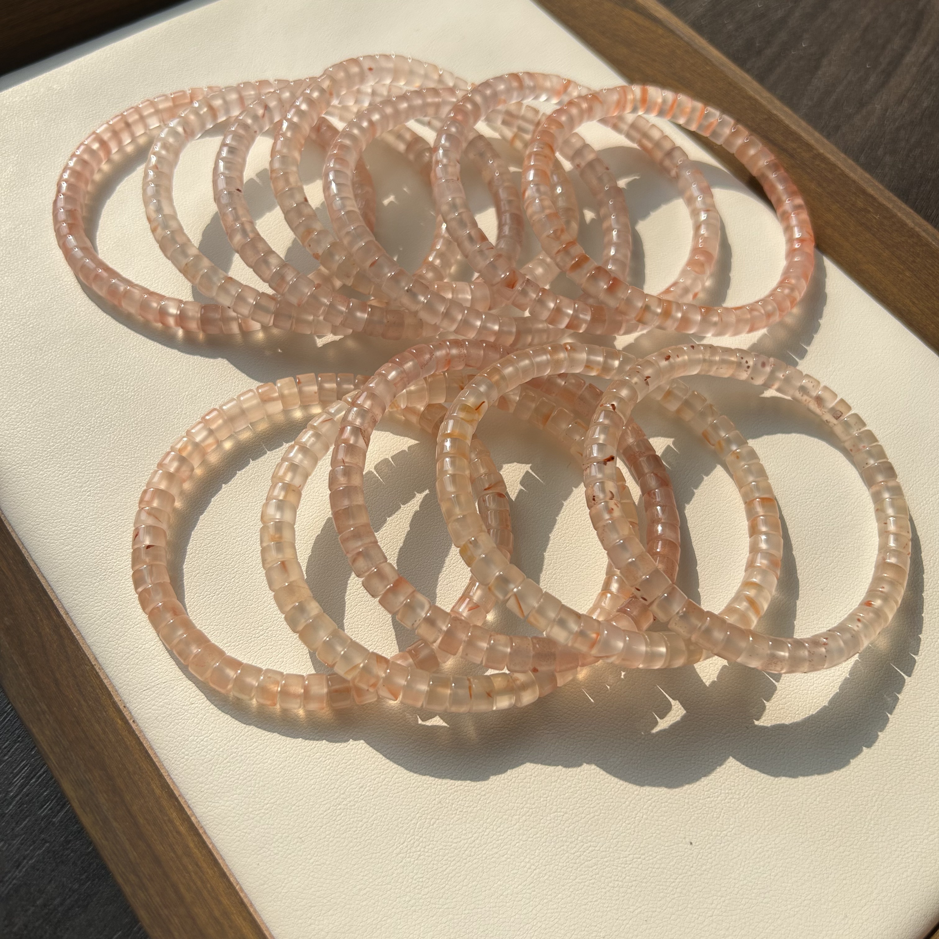 卡6MM左右南红药片一串（多样性发一）