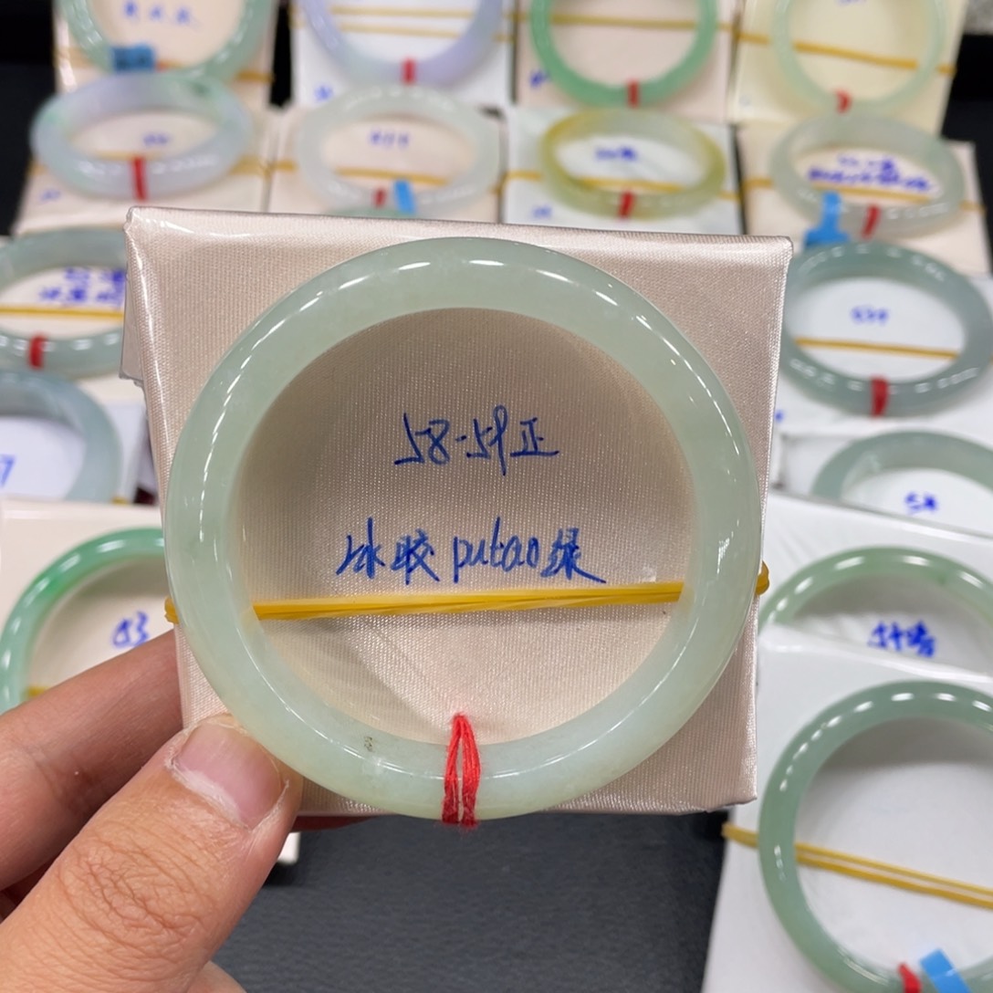 翡翠手镯未镶嵌天然翡翠