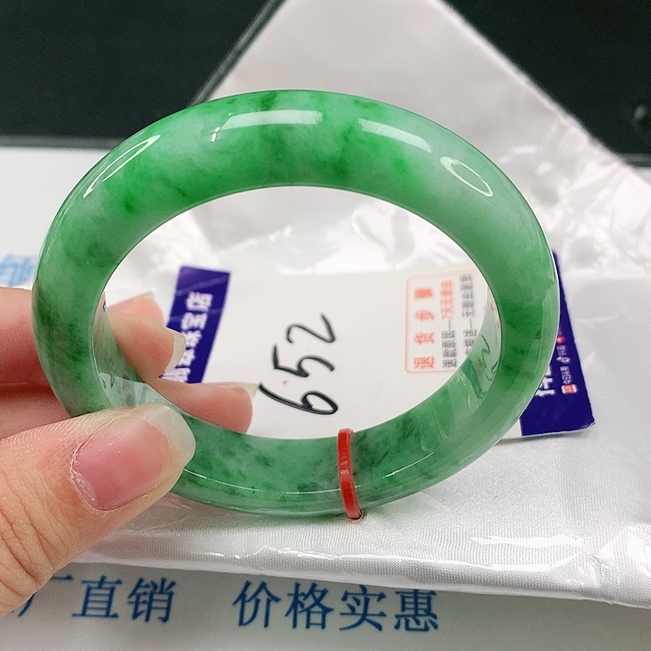 翡翠手镯未镶嵌翡翠