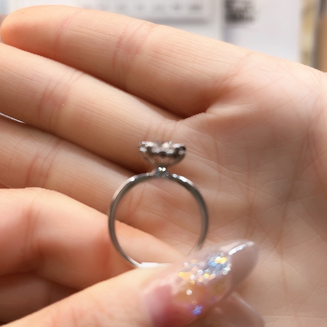 合成钻石18K金镶嵌?成品戒指