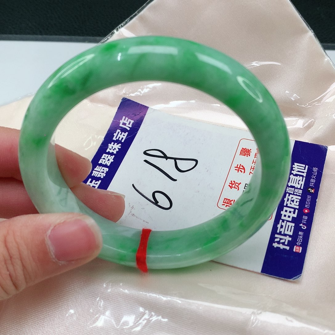 翡翠手镯未镶嵌翡翠