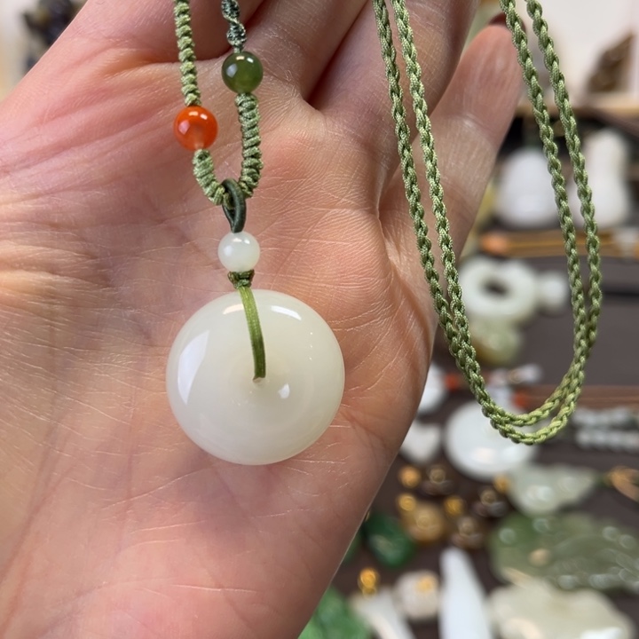 和田玉未镶嵌颈饰平安扣