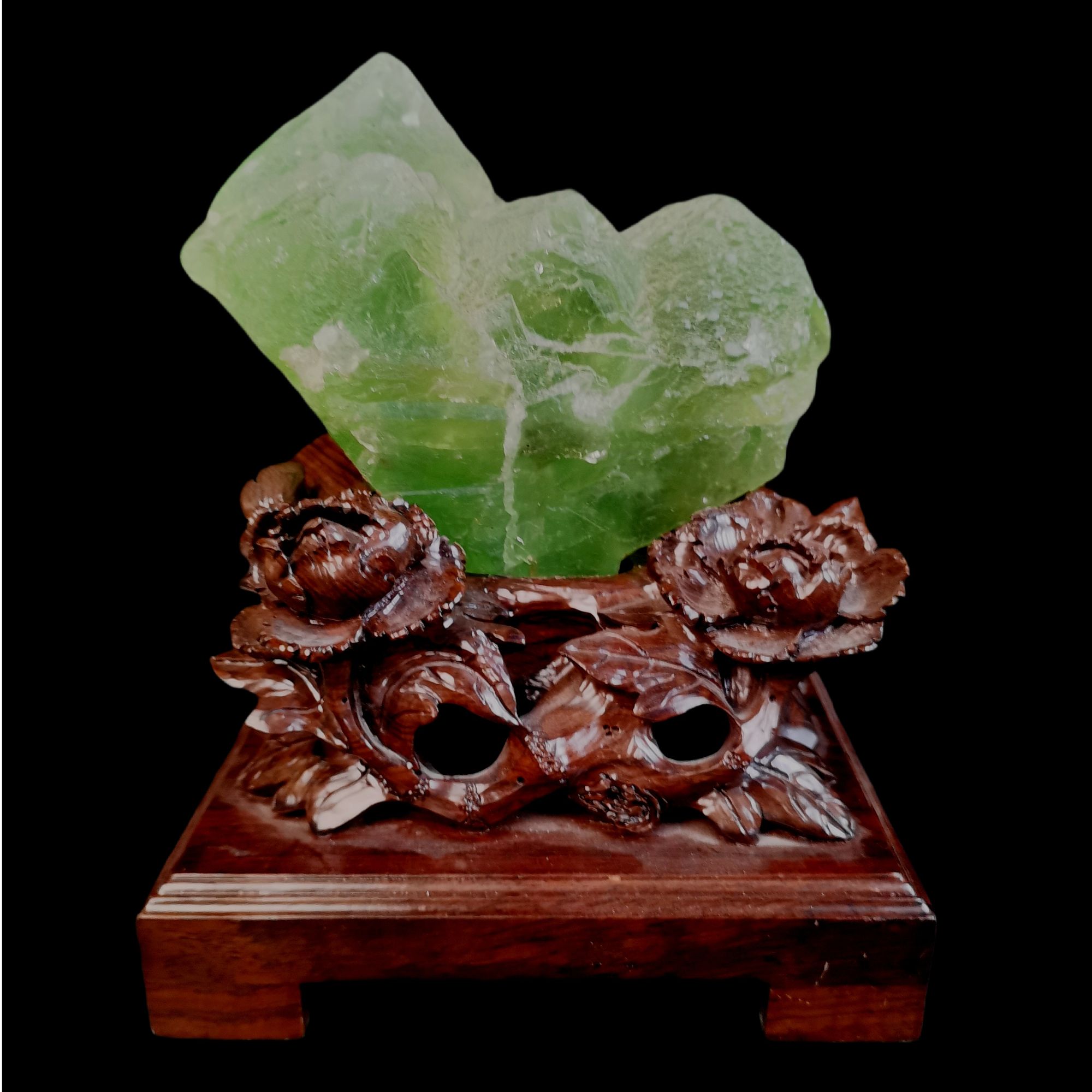 精品石头摆件造型奇特。萤石