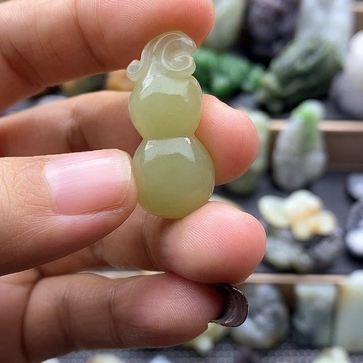 颈饰未镶嵌和田玉（糖玉）