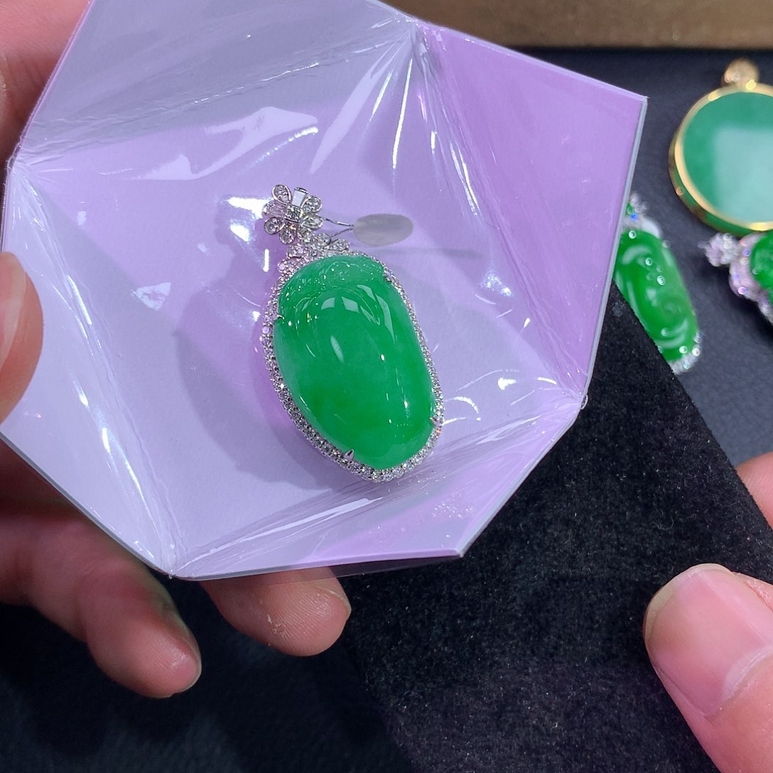 翡翠吊坠(赠链)18K金镶嵌