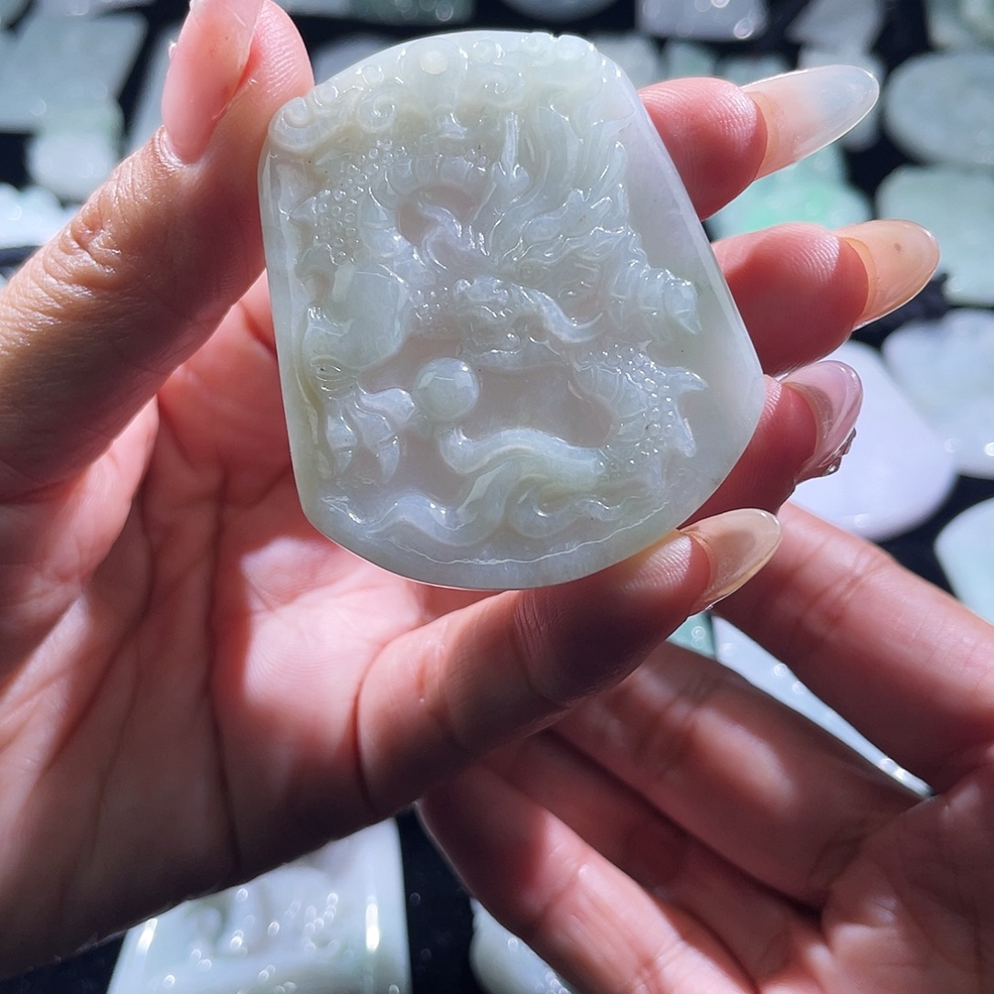 翡翠未镶嵌颈饰龙牌