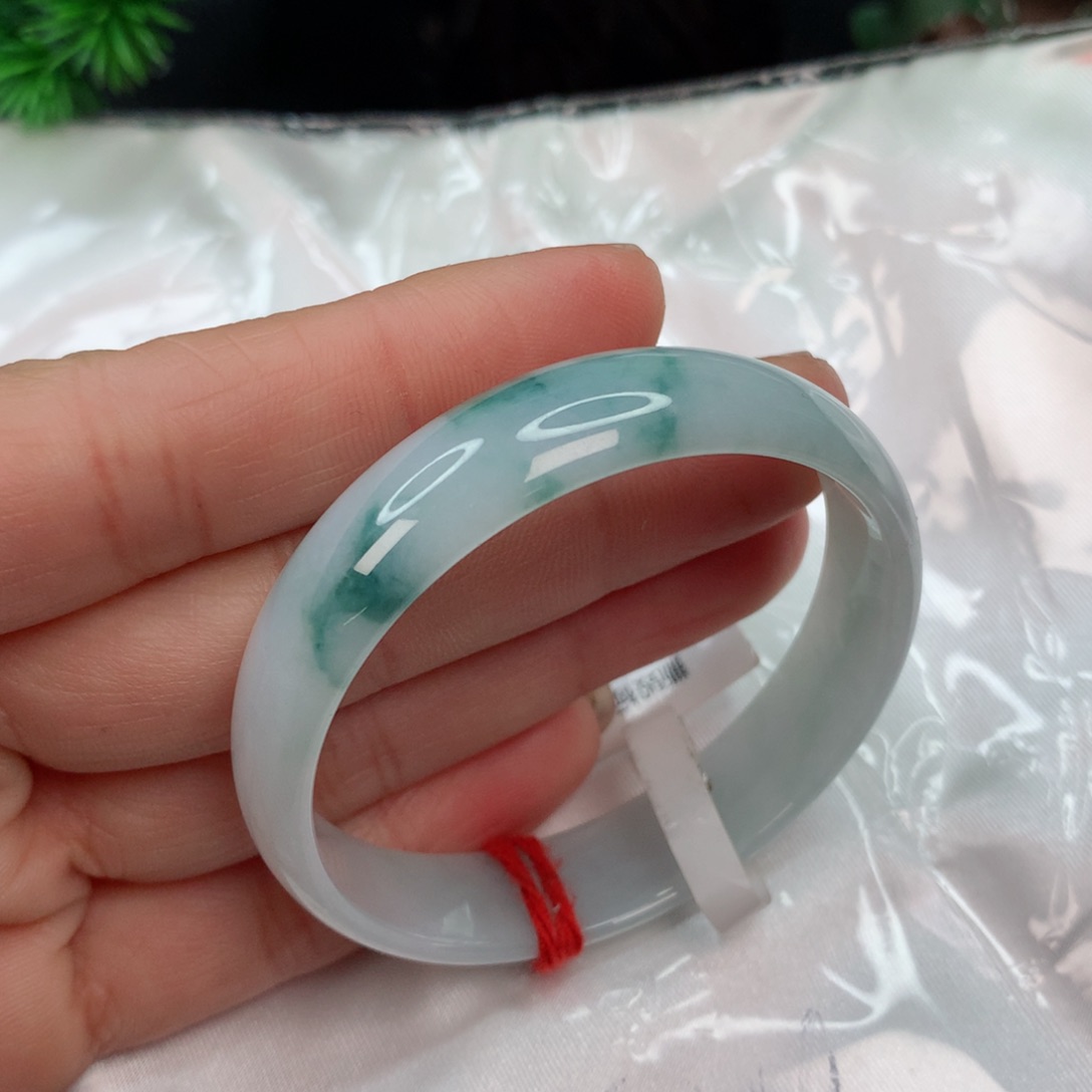 翡翠手镯未镶嵌…………..